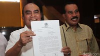 Wakil Ketua DPP Partai Golkar Freddy Latumahina (kiri) didampingi Ketua Badan Pemenangan Pemilu Wilayah Maluku Aziz Sumual memperlihatkan surat teguran untuk Kordinator Bidang Politik, Hukum dan Keamanan DPP Partai Golkar Yorrys Raweyai.
