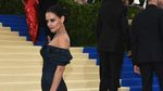 Pesona Katie Holmes Tak Memudar di Usia 38 Tahun