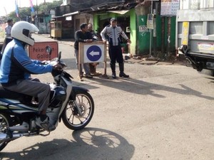 Petugas Tutup Akses ke Jembatan Kali Krukut Depok yang Amblas