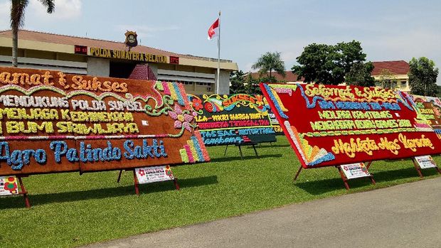 Karangan bunga dikirim oleh segenap pihak sebagai dukungan untuk TNI dan Polri memberantas aksi radikalisme dan premanisme.