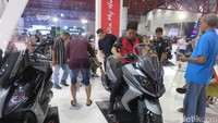 Pengunjung IIMS mencoba-coba motor skutik bongsor keluaran Kymco di arena IIMS 2017. Foto: Dadan Kuswaraharja