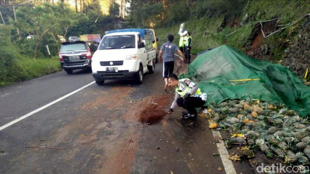 Truk Muatan Nanas Tabrak Tebing di Ciloto 1 Tewas