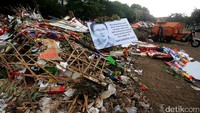 Ini penampakan gunungan sampah karangan bunga di Monumen Nasional (Monas), Jakarta, Selasa (2/5/2017).