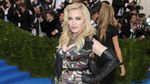 Busana Nyentrik di Met Gala 2017