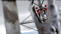 Pasukan Sinyal Telkomsel melakukan pengecekan dan perawatan di Base Transceiver Station (BTS) Lekmanen, Atambua, NTT.