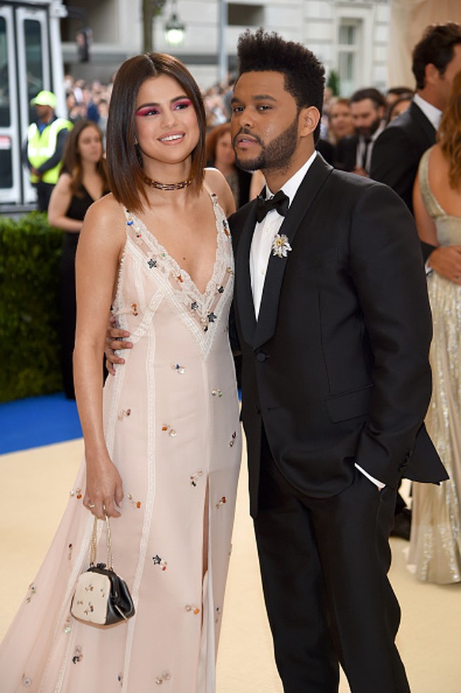 The Weeknd dan Selena Gomez pacaran hanya beberapa bulan sebelum keduanya putus pada November 2017. Kabarnya hubungan mereka berakhir via telepon. Foto: Getty Images