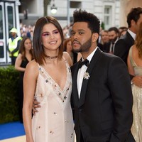 The Weeknd dan Selena Gomez pacaran hanya beberapa bulan sebelum keduanya putus pada November 2017. Kabarnya hubungan mereka berakhir via telepon. Foto: Getty Images