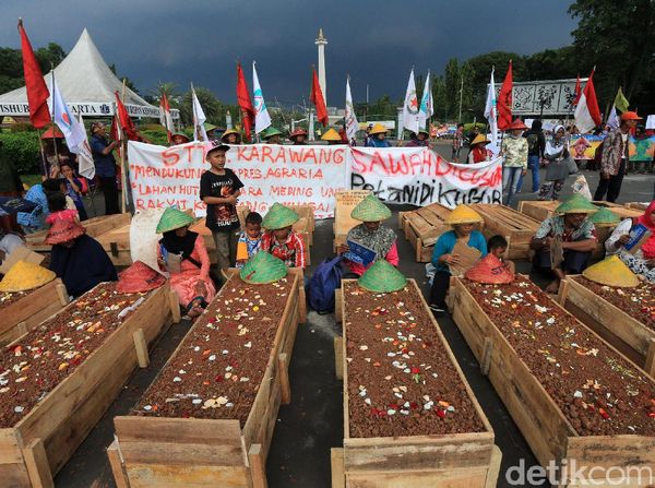 Petani Karawang Bertahan dengan Aksi Kubur Diri