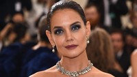Tatapan Katie Holmes dan senyum kecilnya akan membuat pria dan fotografer terpaku. Foto: Dimitrios Kambouris/GettyImages