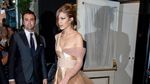 Gigi Hadid Tampil Seksi, Tapi Kok Sendirian?