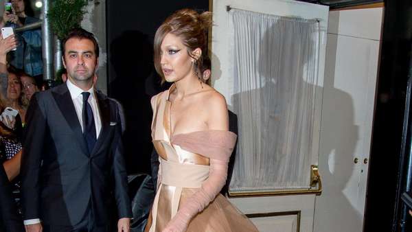 Gigi Hadid Tampil Seksi, Tapi Kok Sendirian? Gigi Hadid Tampil Seksi, Tapi Kok Sendirian?