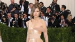 Gigi Hadid Tampil Seksi, Tapi Kok Sendirian?