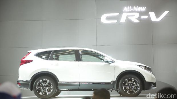 Honda memperkenalkan All New Honda CR-V 2017 di lndonesia International Motor Show (IIMS), Kamis (27/4). Generasi kelima ini menghadirkan desain baru yang didukung mesin 1.5 liter VTEC Turbo.