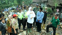 Menteri Sosial Khofifah Indar Parawansa saat mengunjungi wilayah terdampak banjir bandang di Dusun Deles, Desa Citrosono, Kecamatan Grabag, Kabupaten Magelang, Selasa (2/5). Dok, Humas Kemensos.