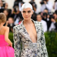 Berkepala plontos, Cara saat menghadiri MET Gala 2017 dalam balutan setelan Chanel. Dengan penghasilan Rp 140 miliar selama 2016, itu berarti bayaran per hari Cara mencapai Rp 385 juta. (Foto: Getty Images)