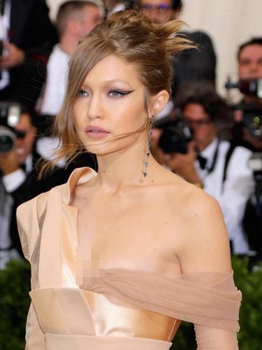 Foto: Penampilan Seksi Gigi Hadid Tanpa Zayn Malik di Met Gala 2017