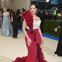 Model plus size Ashley Graham semakin diakui di industri mode. Iapun meraih US$ 5,5 juta atau Rp 74 miliar selama setahun ini. Foto: Getty Images