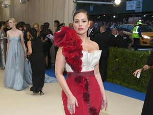 Ashley Graham Curhat Pernah Ditolak Desainer karena Terlalu Gemuk