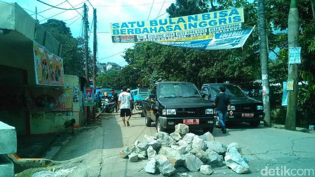 Perbaikan Jembatan Kali Krukut Depok yang Amblas Butuh 2 Pekan