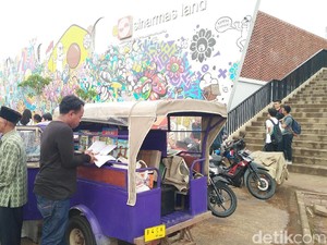 Cerita Sopir Bemo yang Buka Perpustakaan dan Layar Tancap Keliling