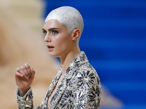 Foto: Cara Delevingne yang Tetap Cantik Meski Kini Kepalanya Botak