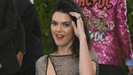 Kendall Jenner Bergaun Menerawang