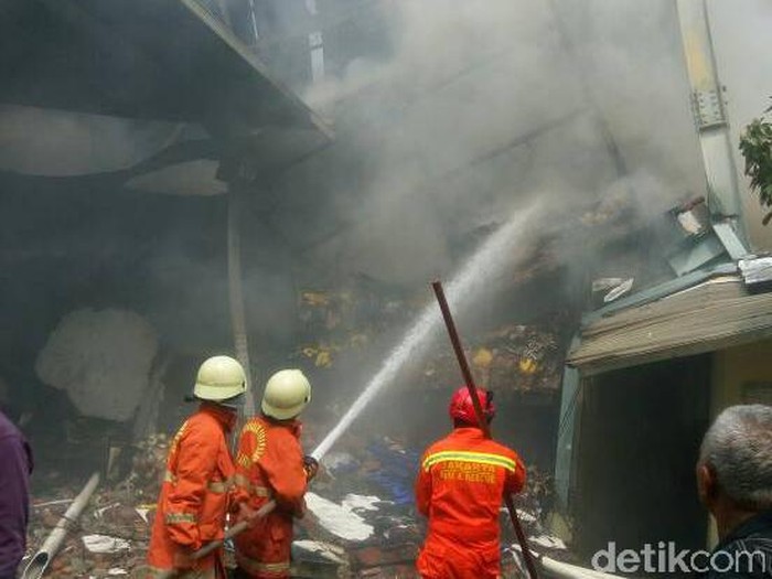 Api yang Bakar Gudang di Tanjung Priok Menyala Lagi