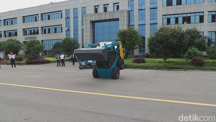 China Bikin Buldoser Akrobat dan Eskavator Pakai Remote Control (Foto: Nograhany Widhi Koesmawardhani) China Bikin Buldoser Akrobat dan Eskavator Pakai Remote Control (Foto: Nograhany Widhi Koesmawardhani)