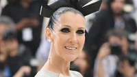 Celine Dion juga terlihat pangling dengan busana dan tata rias rambut yang dipakainya. Foto: Dimitrios Kambouris/Getty Images