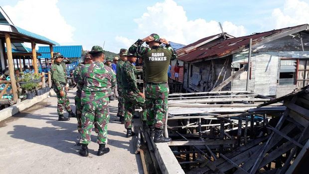 Tidak hanya tenaga, TNI AD memberikan bantuan materil bangunan kayu untuk warga.