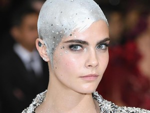 Berkepala Botak, Cara Delevingne Curhat Soal Definisi Kecantikan