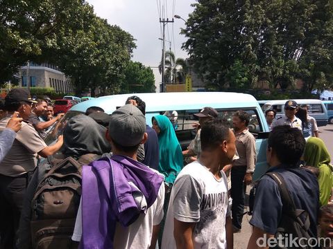 Tolak Transportasi Online, Sopir Angkot Mogok di Terminal Purabaya