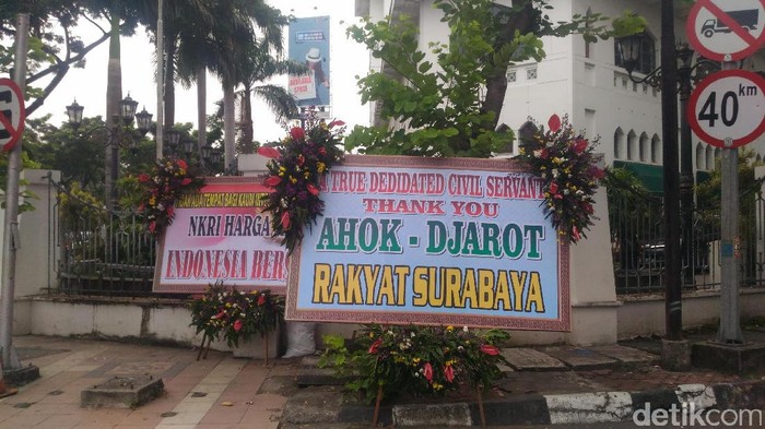 Karangan Bunga Dukungan Ahok-Djarot Terlihat di Surabaya