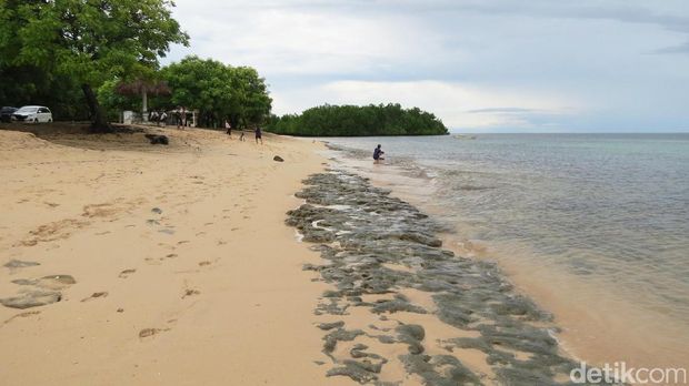  Bebatuan karang di tepi pantai (Fitraya/detikTravel)