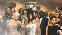 Foto bersama para seleb dunia di kamar mandi Met Gala menjadi salah satu foto ikonik di acara tersebut. (Dok. Instagram/brielarson)