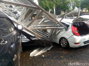 Hujan Badai di Bandung, 3 Mobil Rusak Tertimpa Atap Sekolah