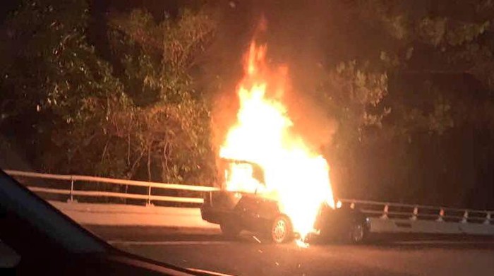 Petugas Damkar Padamkan Api yang Bakar Mercy di Tol Dalam Kota