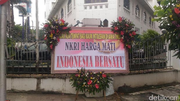 Karangan Bunga Dukungan Ahok-Djarot Terlihat di Surabaya