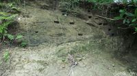 Bekas pengambilan sampel tanah di tepi Sungai Dayu (Wahyu/detikTravel)