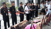 Bea Cukai bekerja sama dengan PPATK, Ditjen Pajak, Kepolisian, dan Inspektorat Jenderal Kementerian Keuangan berhasil membongkar pelanggaran ekspor dengan modus pemberitahuan barang yang tidak sesuai dengan yang diberitahukan dalam Pemberitahuan Ekspor Barang (PEB).