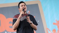 Pelantun Manusia Kuat itu menghibur anak-anak yang hadir di acara tersebut.
