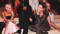 Bella Hadid tampaknya sudah bisa merelakan kekasihnya tersebut dan lebih bersenang-senang dengan kawannya. (Dok. Instagram/bellahadid)