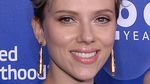 Lady In Blue! Menawannya Scarlett Johansson