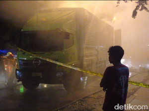 Truk Tronton Terbakar di Pasar Rebo Disebabkan Korsleting Listrik