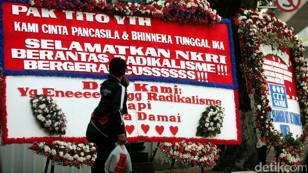 Ratusan Karangan Bunga Penuhi Mabes Polri