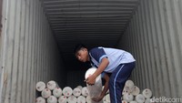 Barang-barang tekstil selundupan tersebut masih terbungkus rapih di dalam kontainer. Terlihat jelas barang tersebut berupa pakaian, kain yang merupakan produksi dari PT SPL yang berlokasi di Bandung.