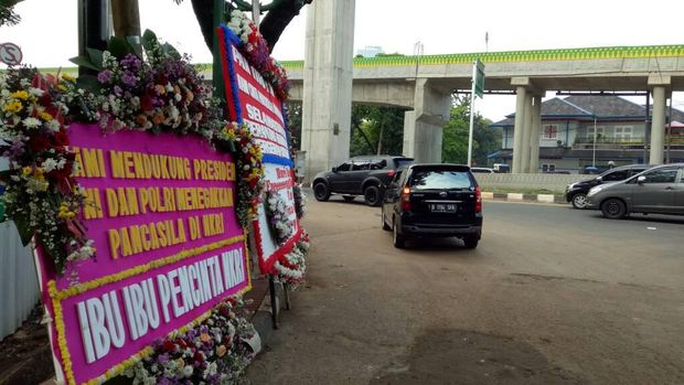 Karangan bunga yang mencapai ratusan ini dikirim sejak 2 hari lalu dan terus berdatangan.