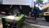 Petugas BPLHD DKI Jakarta menguji emisi sebuah mobil boks.