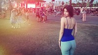 Millane tampak seksi kala berpose dengan latar penonton Coachella. (Dok. Instagram/millanefernandez)