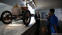 Petugas memberikan penjelasan koleksi-koleksi Museum Mercedez Benz.